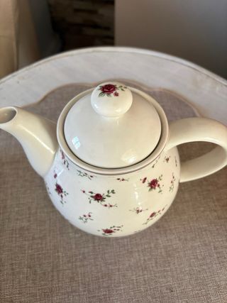 Teiera in porcellana con fiori