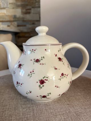 Teiera in porcellana con fiori