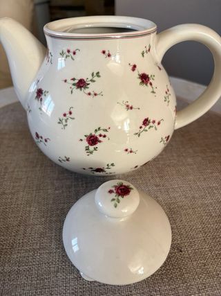 Teiera in porcellana con fiori