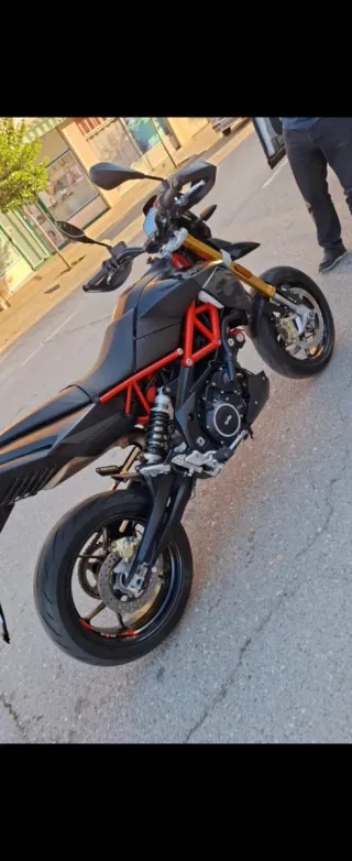 Aprilia Dorsoduro 900 Supermotard
