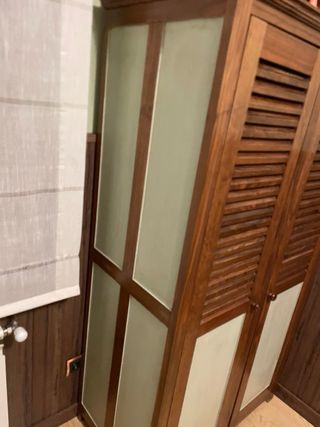 Armario de madera con puertas