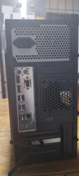 Torre Ordenador Trece Negra