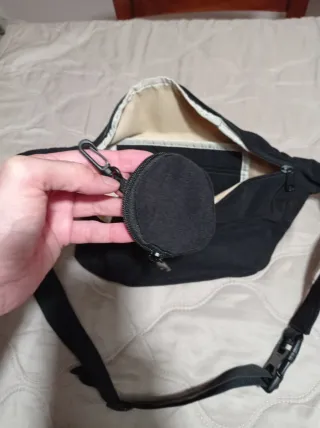 Riñonera negra con cinturón ajustable