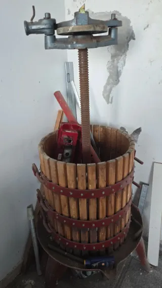 Prensa de vino de madera, usada pero funciona.