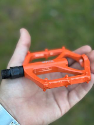 Pack Pedales y Puños Bicicleta Naranja