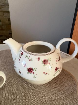 Teiera in porcellana con rose