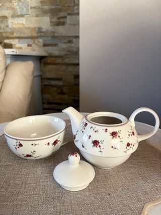 Teiera in porcellana con rose