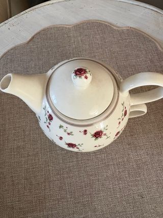 Teiera in porcellana con rose