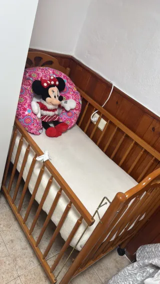 Cuna de madera para bebé con colchón