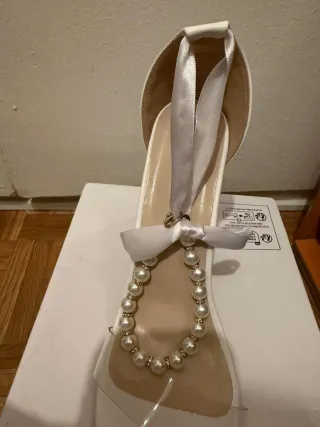 Sandalias de tacón blancas con perlas