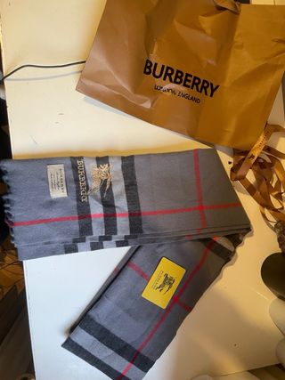 Bufanda Burberry Cuadros Gris y Rojo
