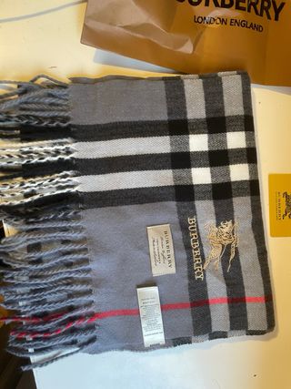 Bufanda Burberry Cuadros Gris y Rojo