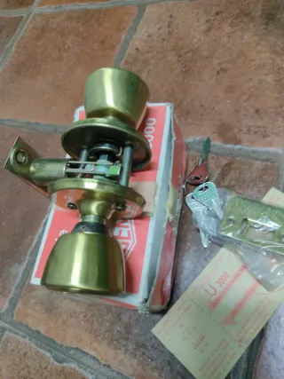 Pomo redondo para puerta con llaves