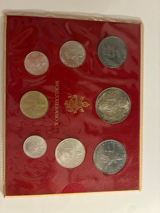 Lote 2 monedas y 5 estuches conmemorativos