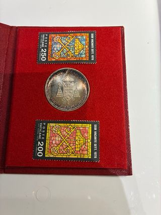 Lote 2 monedas y 5 estuches conmemorativos