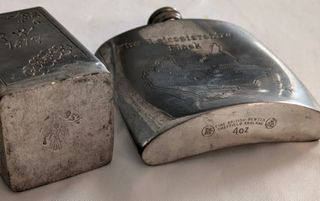 2 vecchi oggetti in peltro liquore/profumo.