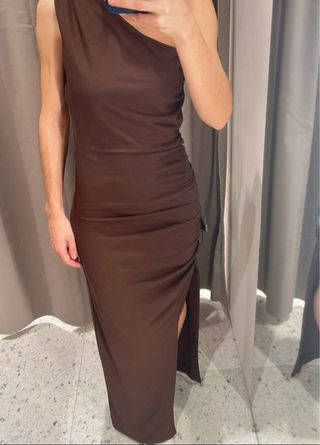 Vestido marrón elegante de fiesta