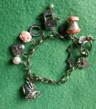 Pulsera con charms: candado, llave, flor