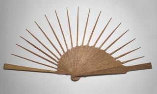 Abanico chino 1000 caras. de madera. La baraja.