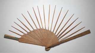 Abanico chino 1000 caras. de madera. La baraja.