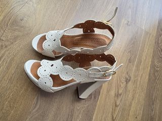 Zapatos Chie Mihara de tacón blancos con diseño