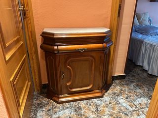 Mueble de pasillo de madera y mármol