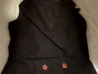 Vestido negro corto estilo blazer