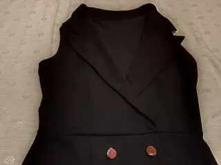 Vestido negro corto estilo blazer