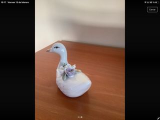 Figura de pato de cerámica con flores