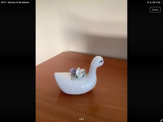 Figura de pato de cerámica con flores