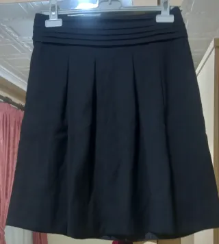 Falda midi Zara negra plisada