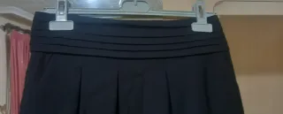 Falda midi Zara negra plisada