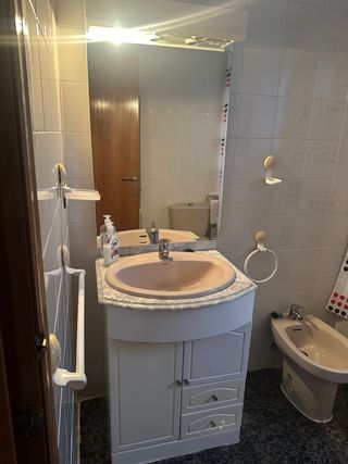 Mueble de baño con lavabo y espejo