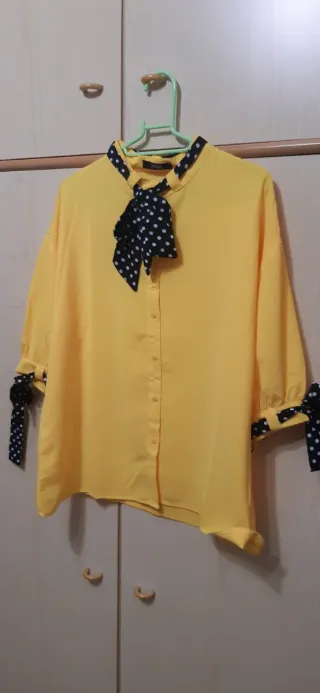 Camicia gialla con fiocchi pois