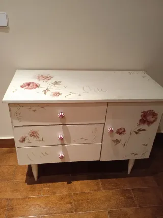 Cómoda restaurada floral