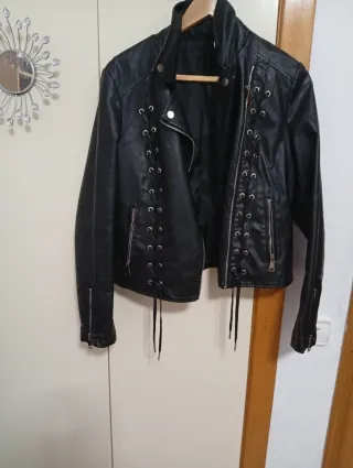 Chaqueta cuero negra con cordones