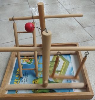 Jaula para pájaros dorada con soporte