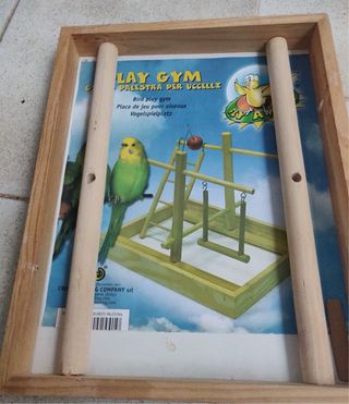 Jaula para pájaros dorada con soporte