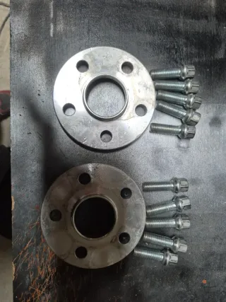 Separadores 1.3 cm 5x100 VW con sus tornillos