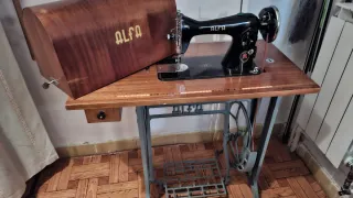 Máquina de coser Alfa antigua con mueble
