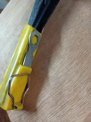 Remachadora manual con mangos amarillos