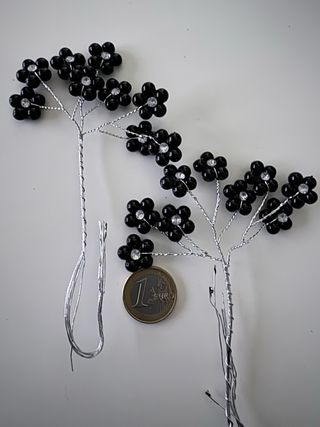 Aplicaciones florales negras y plateadas