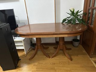 Mesa de comedor ovalada de madera