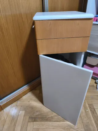 Mueble auxiliar madera y blanco para baño