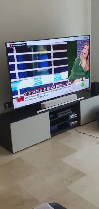 Mueble TV negro y blanco/gris.