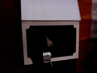 Cassaforte a forma di libro con chiavi