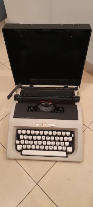 Máquina de escribir Olivetti Lettera 40