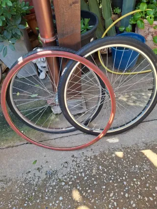 2 Llantas con cubiertas, 1 de carretera