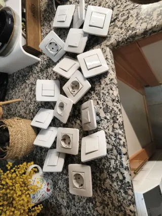 Lote enchufes e interruptores