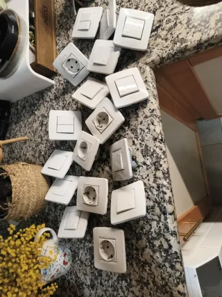 Lote enchufes e interruptores